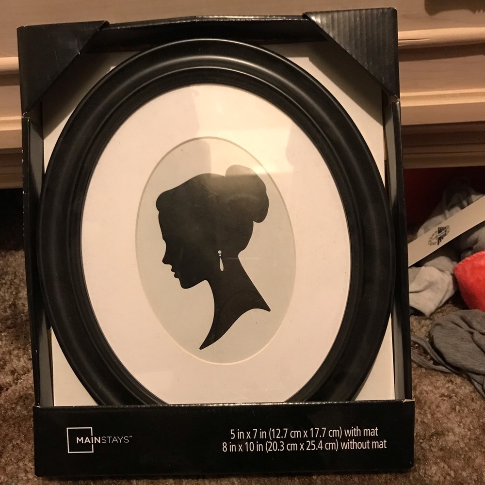 Oval picture frame